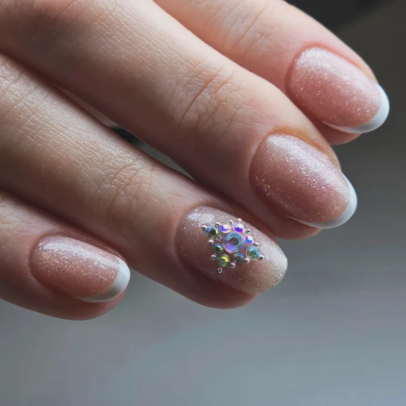 Crystal Liquid Acryl Shimmer 12 sädelev nude prantsuse stiilis maniküür kristallidega – Beeautiful Ilustuudio Tartus