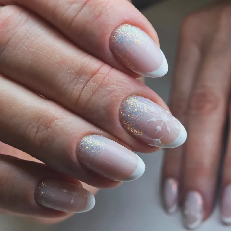Ritzy ICE talvine prantsuse stiilis maniküür lumehelbega – Beeautiful Ilustuudio Tartus